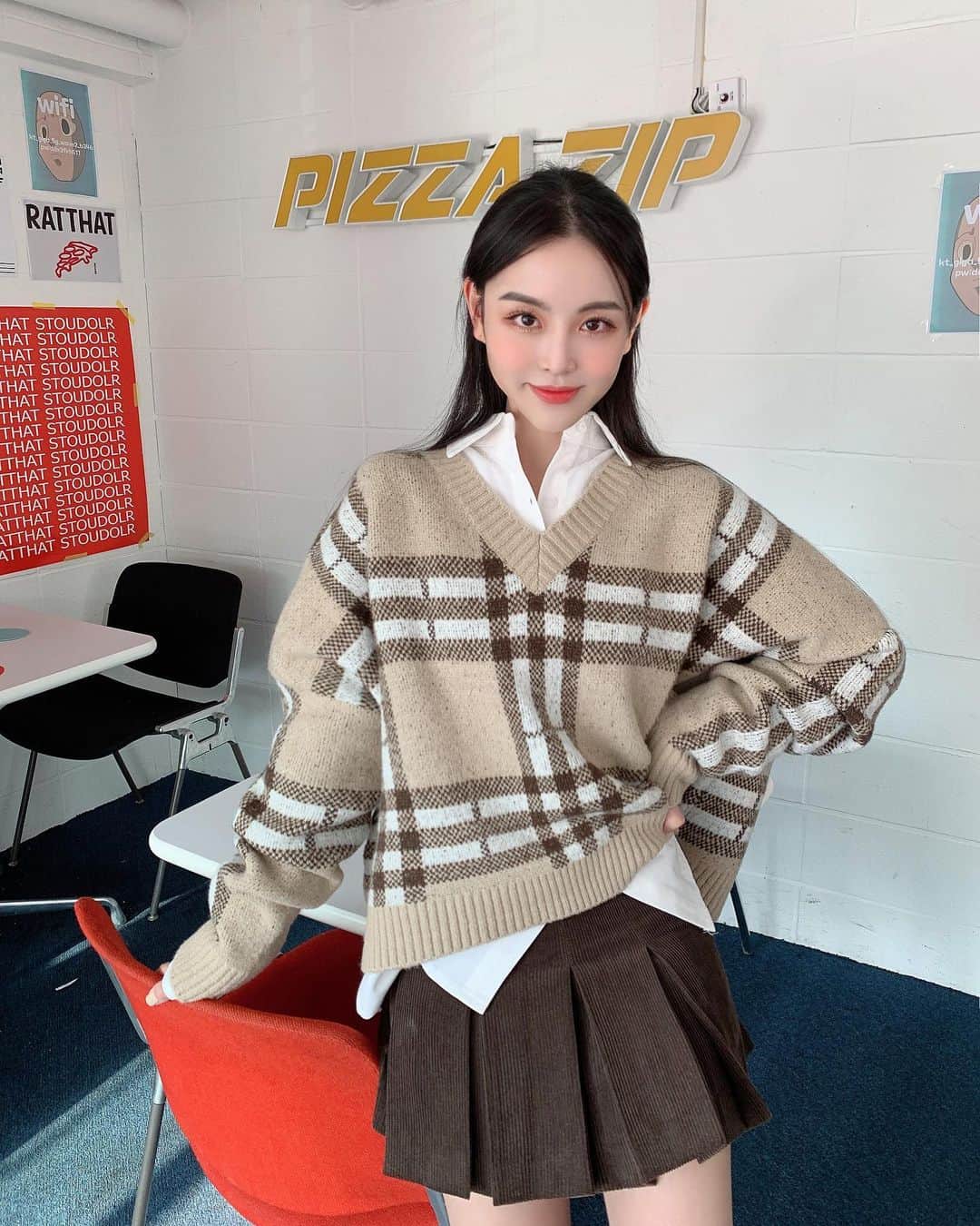 Chuuのインスタグラム：「🎀츄X셀럽쇼퍼🎀  셀럽쇼퍼 @pinkjjelly 핑글님이 셀렉한 체크 브이넥 니트 & 코듀 플리츠 미니 스커트~  여유 있는 핏의 체크 패턴 니트로 단독으로 입어도 좋고 셔츠, 목폴라 티셔츠와 레이어드 하여 좀 더 따뜻하게 착용 가능하고 뉴트로 느낌의 주름이 잘 잡힌 플리츠 미니스커트는 코듀로이 소재로 겨울에 입어도 따뜻 따뜻☀️  #chuu#츄#셀럽쇼퍼#데일리룩#데일리코디#데이트룩#코디추천#오오티디」