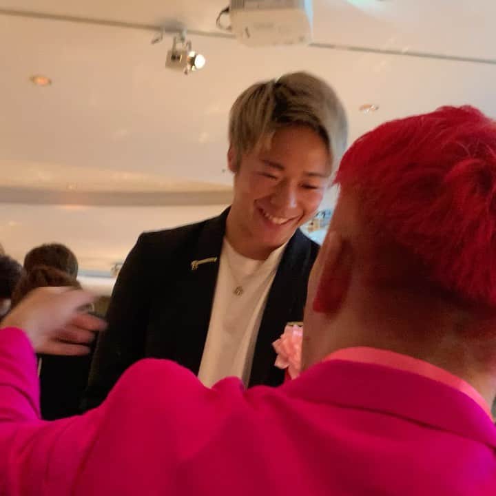 のインスタグラム：「2021年1月24日に開催されるK-1に出場が決まった、武尊選手と京太郎選手。 リングでは2人とも怖い目つきになりますが、普段はちちくりあってます🥺  今日は久々にバンゲリングベイの新田会長ともお会い出来て嬉しかった。  改めて、エステプロラボ佐々木会長いつもいつもありがとうございます😊  この日があったので、フライトを明日にしてました✈️ 2020年日本での最後の夜がここでとても幸せでした。  こうして私がいられるのも皆さんの存在なしではなし得ない事です。2020年は大変な時でしたが、物怖じする事なく鰻登りに登っている人たちに出会えて本当に幸せです。  #エステプロラボ #武尊選手 #京太郎選手 #バンゲリングベイ恵比寿 #新田会長 #六本木ヒルズクラブ」