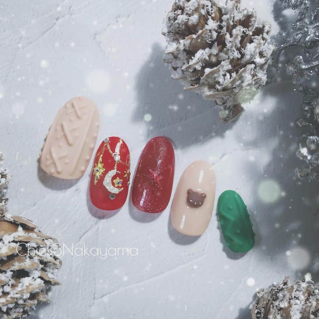 なかやまちえこのインスタグラム：「くまとクリスマスカラー🎄⠀ ⠀ #nail #nails #nailart #ネイル #美甲 #ネイルアート  #japanesenailart #manucure #japanesenails #manicurist #gelnails #أظافر #네일아트 #미용 #vẽmóng #ngườiđẹp  #เพ้นท์เล็บ #искусствоногтя #artedeuñas #เพ้นท์เล็บเจล #ジェルネイルデザイン #ネイルデザイン #senikuku #nagelkunst #ニットネイル #knitnails⠀ （使用カラー後で確認してから記載します） @pregelofficial @kimagure_cat_whim @bettygel_official @prexyofficial」