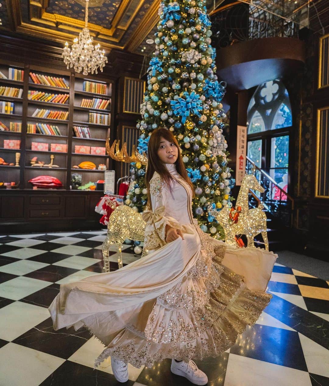 陳伊さんのインスタグラム写真 - (陳伊Instagram)「這個氣質可以嗎？！ 第一次來埔里妮娜巧克力城堡 竟然有這巴洛克式宮廷服裝可以穿😛 而且又因為快到聖誕節 ～ 整個城堡滿滿聖誕氣氛 拍起來更好看🥰 實在是太幸運了❤️ 對於愛拍照的人 這裡真的太加分了」12月11日 23時10分 - bobeyiyi
