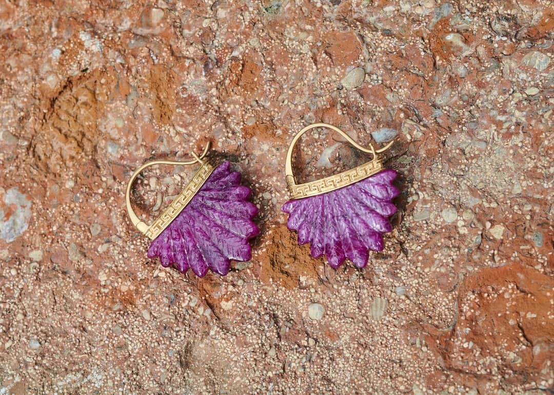 ジェイドジャガーのインスタグラム：「Carved ruby feather earrings in 18k yellow gold from our zapotec collection」