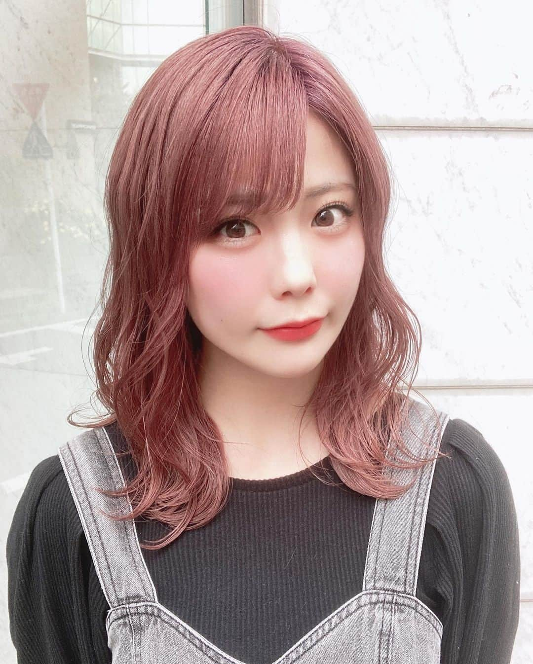 川村虹花のインスタグラム：「明日のワンマンライブに向けて！ LOANA六本木店さんにて 最後のメンテナンスしてもらいました！！ 前回よりもピンクを濃いめに入れてもらいました💕 前髪もつくって、とてもガーリーになりました☺️☺️ 明日のワンマンライブ気合いはいるー！！ がんばります！！！ 会場来れない方は、配信でも見れるのでぜひ！！🥰 明日はアイドル人生最後のワンマンライブ。 頑張ります！！！ #LOANA #loana」