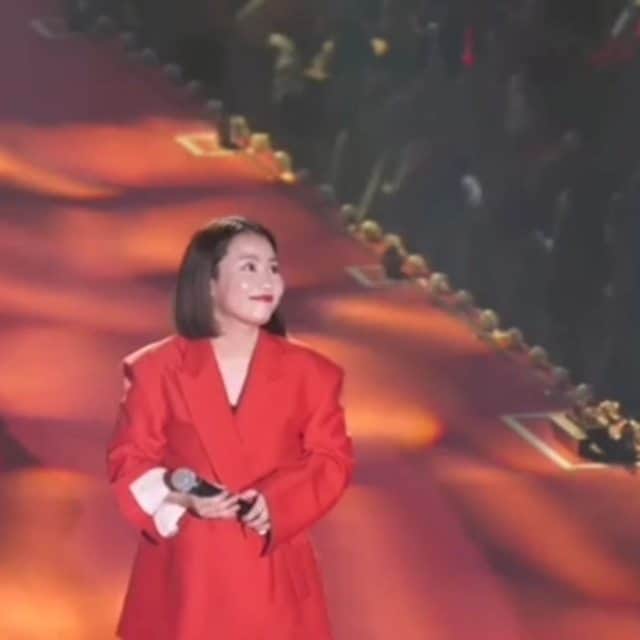 Urban Zakapaのインスタグラム：「팬들의 함성 소리 ㅠㅠㅠ👏이번 겨울에 온라인 콘서트 볼 수 있겠지? 🥰  출처: YT 정아선 님」