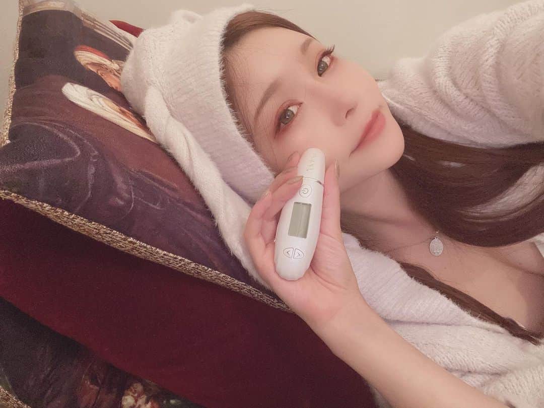 のインスタグラム：「お肌の弾力、水分、脂分が測れる #美ルルスキンチェッカー @belulu_beauty 数値で見れるのが面白い👍 スキンケアの参考に使いたいなと思ってます。  お肌の理想の 水分量:脂分量の比率は 8:2だそうで、 水分40〜50%がベストだそうです🌟  最近トラブル無しのお肌でいられてるのでキープ出来るようにしたいです🙌  現在プレゼントキャンペーン中💕 私のインスタ @himeringo908 と @belulu_beauty を フォローの上、こちらの投稿にいいね❤️していただいた方 の中から抽選で1名様にこちらのスキンチェッカーの新品をプレゼントします🎁 是非応募してくださいね💓 期限は2020年12月31日までだよ☺️  https://www.rakuten.ne.jp/gold/yancomstore/  #belulu #美ルル #スキンチェッカー #beluluskinchecker #弾力 #水分 #脂分 #スキンケア #skincare #skincheck #楽天綺麗堂 #美肌 #beauty」