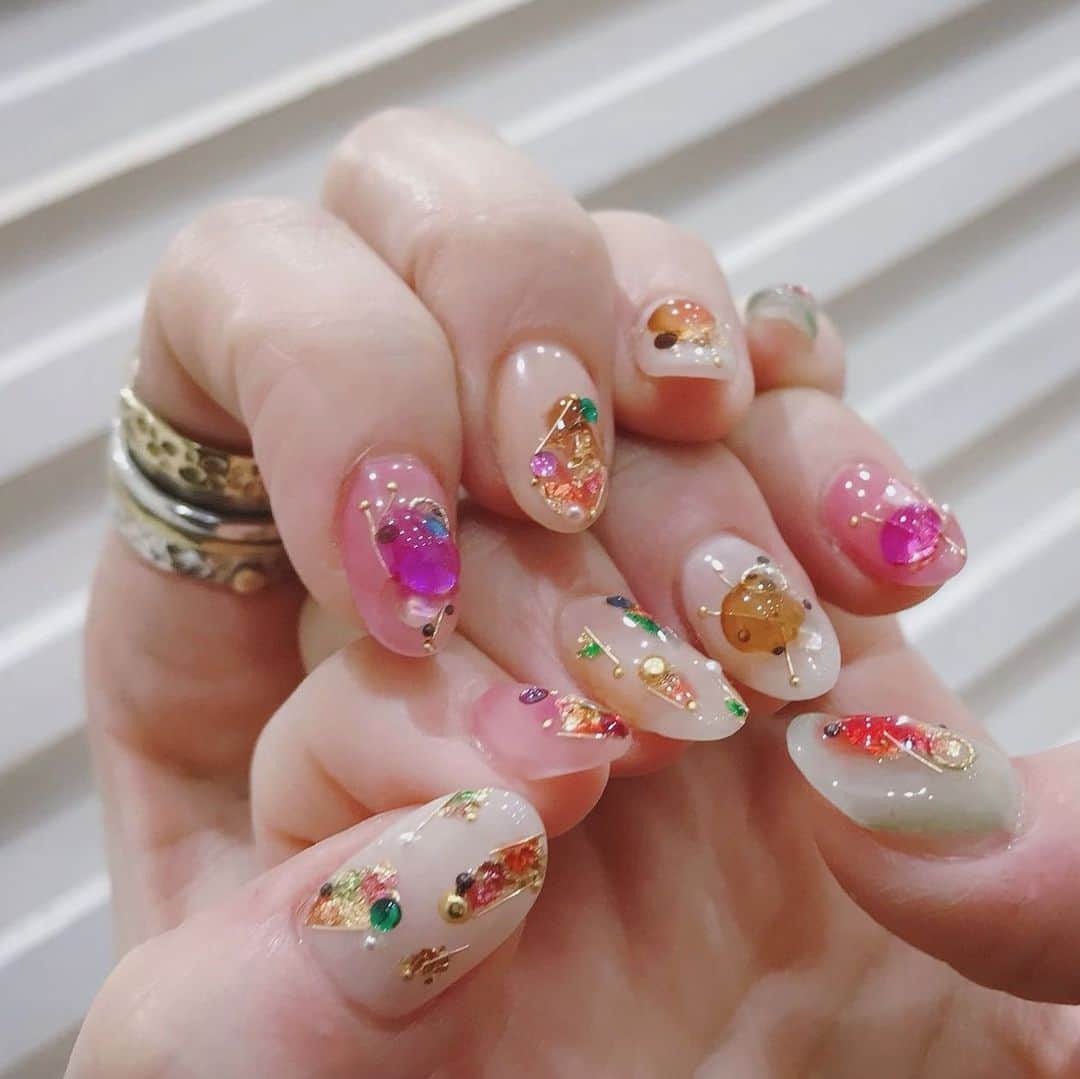 なかやまちえこさんのインスタグラム写真 - (なかやまちえこInstagram)「asian leaf✨⠀ （イメージはお伝え頂いて😌🙏✨）⠀ ⠀ #nail #nails #nailart #ネイル #美甲 #ネイルアート  #japanesenailart #manucure #japanesenails #manicurist #gelnails #أظافر #네일아트 #미용 #vẽmóng #ngườiđẹp  #เพ้นท์เล็บ #искусствоногтя #artedeuñas #เพ้นท์เล็บเจล #ジェルネイルデザイン #ネイルデザイン #senikuku #nagelkunst #ニュアンスネイル #新垣里沙 さん @risa_risa_risadayo ⠀ 使用カラー PREGEL⠀ ex 587.850 MUSE Ｓ068.S197.Ｓ129.Ｓ130.Ｓ132.S211⠀ 金箔、ワイヤー、スタッズ 、シェル」12月11日 23時17分 - chiekonakayama