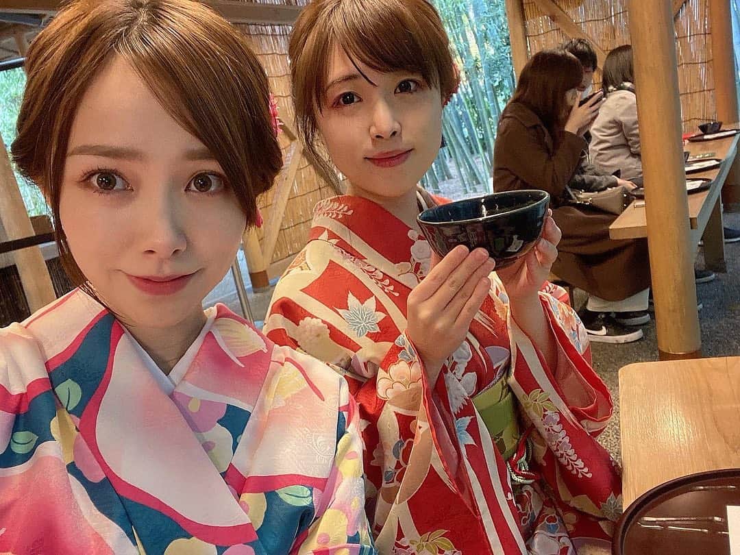 黒澤詩音のインスタグラム：「* 仲良しの #柴田紗帆 アナのお誕生日🎂リクエストにお答えして鎌倉へ！  幼い頃から沢山来ている鎌倉✨ 案内しました🥰  着物は自分でも着られるのですが、着せていただくと自分では結べない結び方をしてもらえて華やかで写真映えして嬉しい♡  お昼は小町通りで、夜はイタリアン で鎌倉野菜を🥕  #鎌倉 #鎌倉食べ歩き #着物 #小町通り #報国寺 #鶴岡八幡宮#kamakura #アナウンサー」