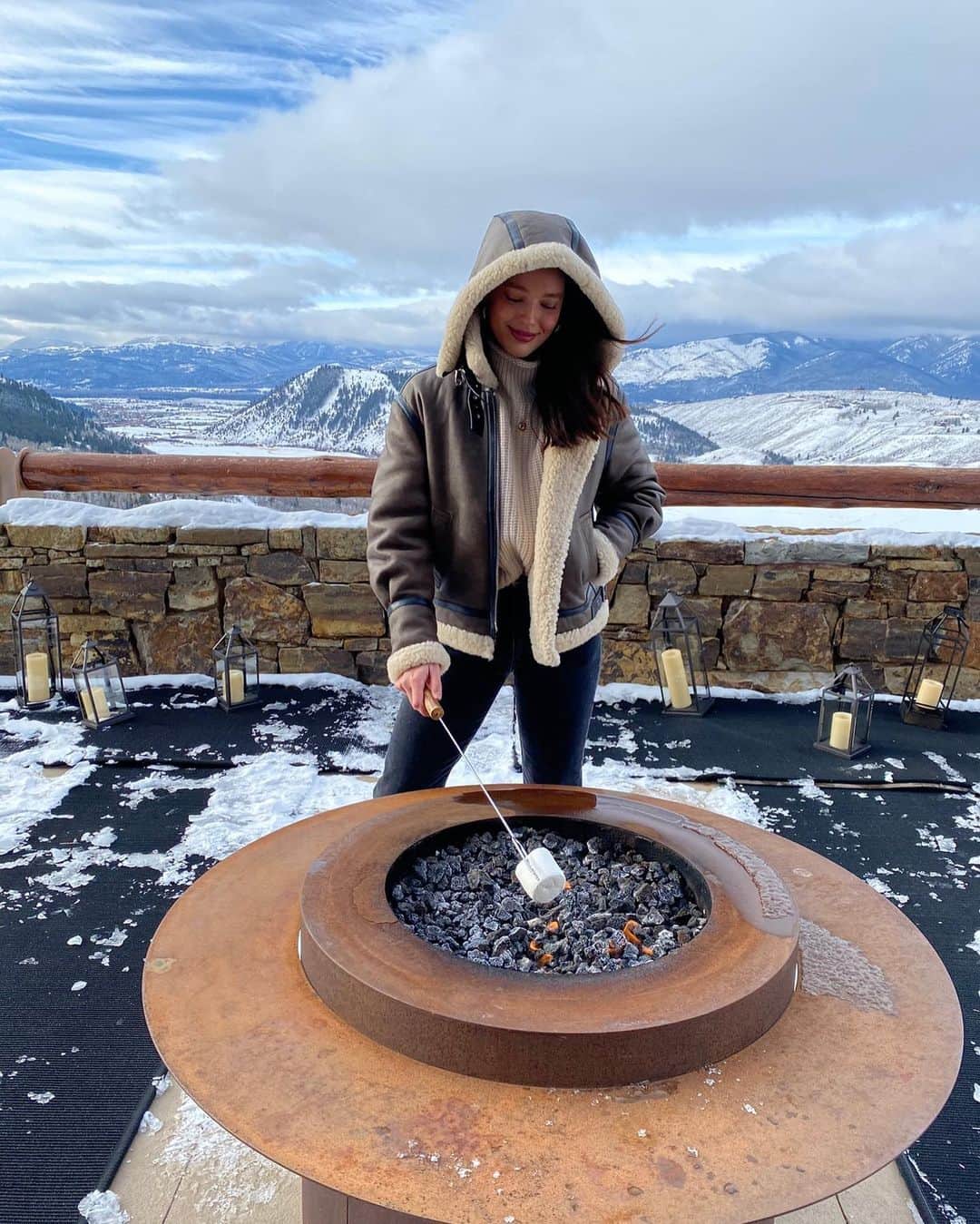 エミリー・DiDonatoのインスタグラム：「Just dreaming of being in the mountains yanno?」