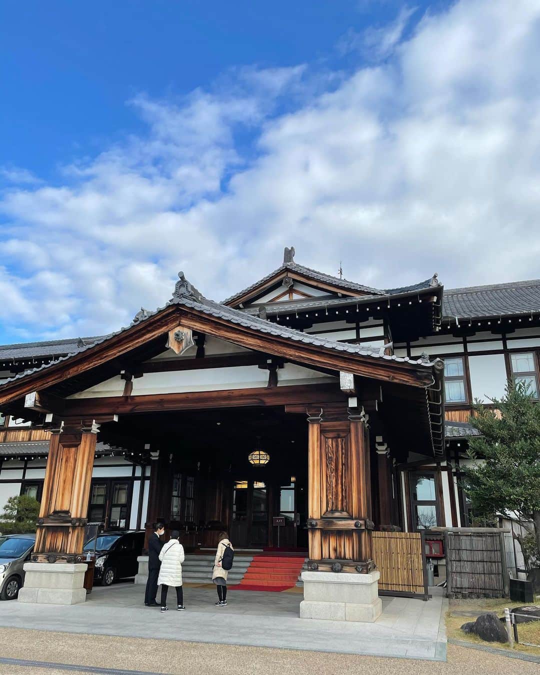 三原勇希さんのインスタグラム写真 - (三原勇希Instagram)「先日、奈良での仕事の際に泊まらせていただいた #奈良ホテル 。憧れの場所！ 明治時代から息づく歴史と、和洋折衷の融合美。 食事も本当に美味しくて、しあわせでした‥ 一人でバーも堪能🍸 ゆっくり時間をかけて 全国のクラシックホテルを訪れてみたい🍁」12月11日 23時30分 - yuukimeehaa