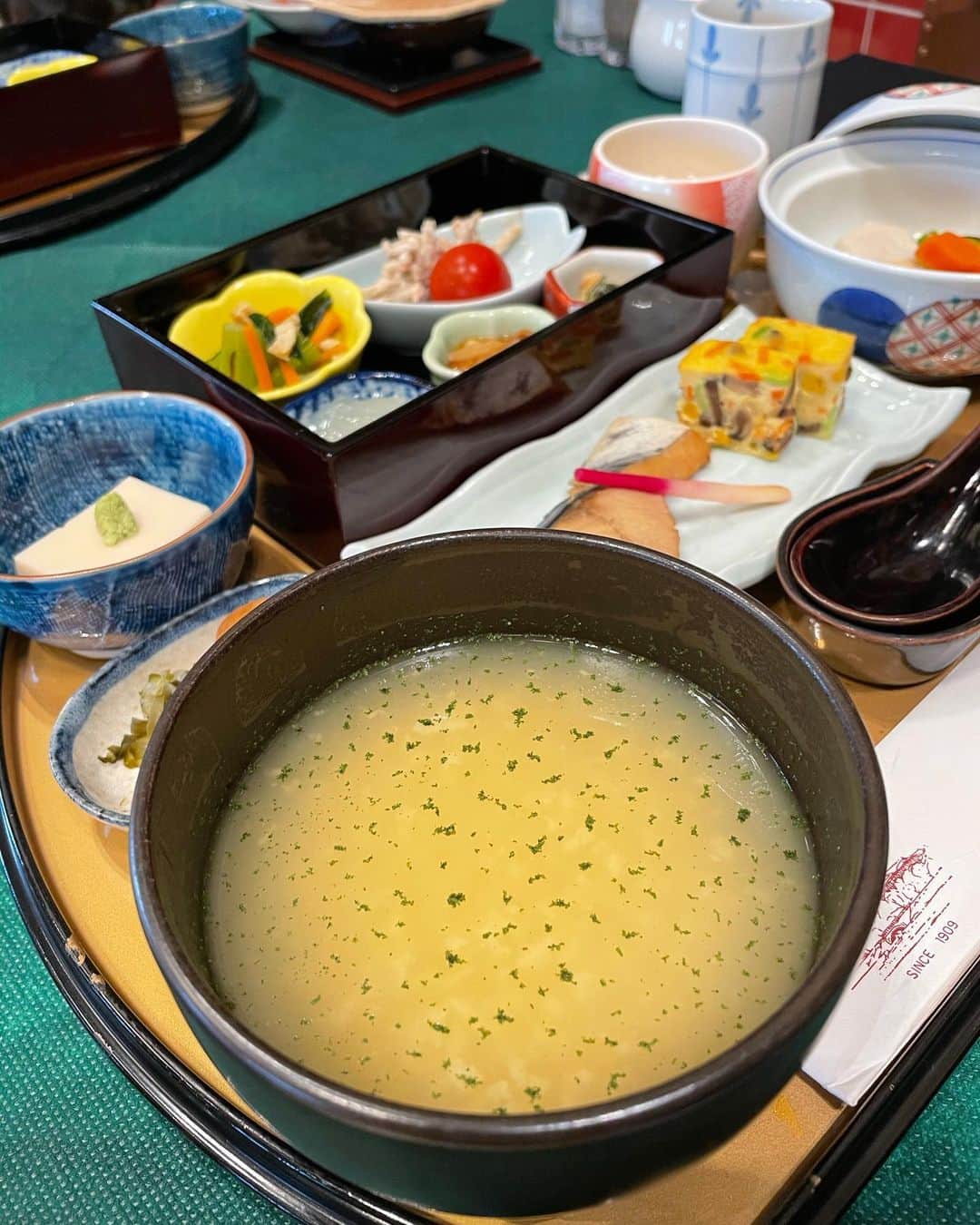 三原勇希さんのインスタグラム写真 - (三原勇希Instagram)「先日、奈良での仕事の際に泊まらせていただいた #奈良ホテル 。憧れの場所！ 明治時代から息づく歴史と、和洋折衷の融合美。 食事も本当に美味しくて、しあわせでした‥ 一人でバーも堪能🍸 ゆっくり時間をかけて 全国のクラシックホテルを訪れてみたい🍁」12月11日 23時30分 - yuukimeehaa