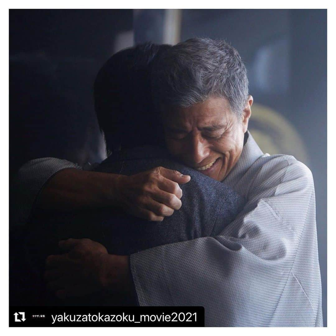 石原プロモーションのインスタグラム：「#Repost @yakuzatokazoku_movie2021 with @make_repost ・・・  2019年の #柴咲博﻿ ﻿ 柴咲組の組長。﻿ 昔堅気の男気と人情にあふれるヤクザ。﻿ 流れ行く時の中で、組員を守るために頭を張り続けている。﻿ ﻿ #ヤクザと家族﻿ #2021年1月29日公開﻿ #綾野剛﻿ #舘ひろし﻿ #尾野真千子 #北村有起哉 #市原隼人 #磯村勇斗 #寺島しのぶ﻿ #藤井道人﻿ #家族﻿ #絆」