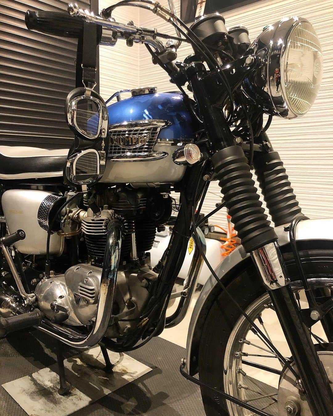 のインスタグラム：「明日はオイル交換しよう。#halcyongoggles #triumph #t120 #bonneville #bonnie #britbike #britishmotorcycles #classicmotorcycles #lewisleathers #madeinengland #rockers  #caferacer #tonupboys #triumphmotorcycles #vintagetriumph #manga #japanesecomic #love #instagood #cute #fashion #バイクメーン #ボニー #トライアンフ #ボンネビル #ロッカーズ #カフェレーサー #ルイスレザー #ビンテージトライアンフ」