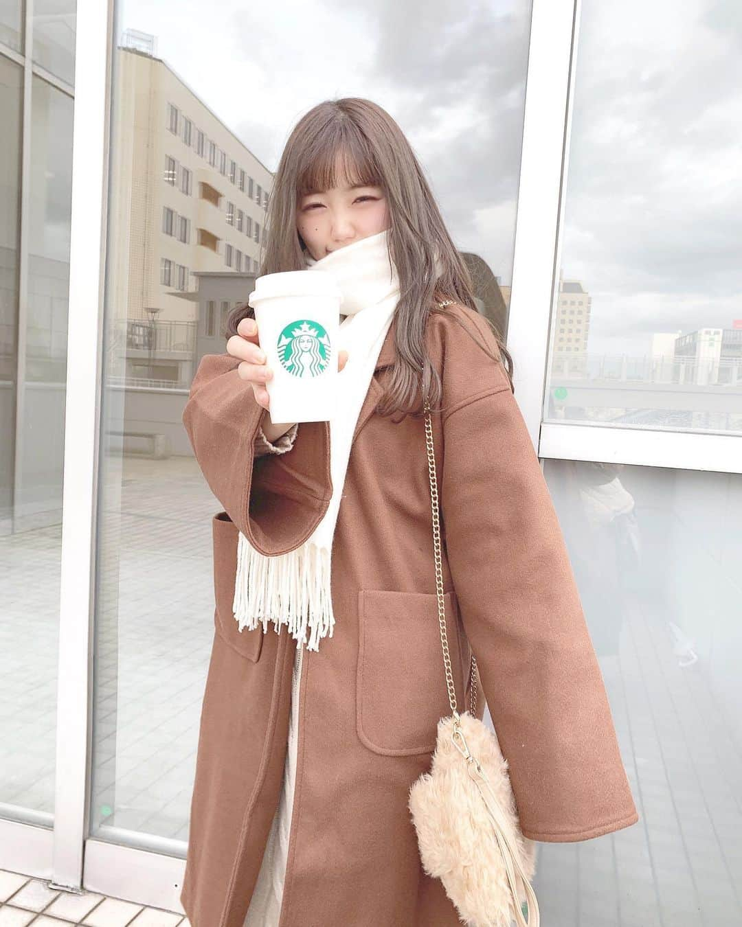 小熊倫実さんのインスタグラム写真 - (小熊倫実Instagram)「🧣🧣🧣﻿ ﻿ ﻿ スタバの新作飲めた🗽 幸﻿ ﻿ この季節あったかいの飲みたくなるよね💭﻿ 寒い時に飲むホワイトモカが特にすき､､🦙🤎﻿ ﻿ ﻿ 服も街も気がついたら﻿ もうすっかり冬だ〜 ⛄🧣 ！﻿ ﻿ ﻿ #マフラー﻿ #チェスターコート﻿ #ブラウンコート﻿ #スタバ新作﻿ #starbucks﻿ #🧣 #🧥 #☕️」12月11日 23時24分 - tsugumi_oguma2929