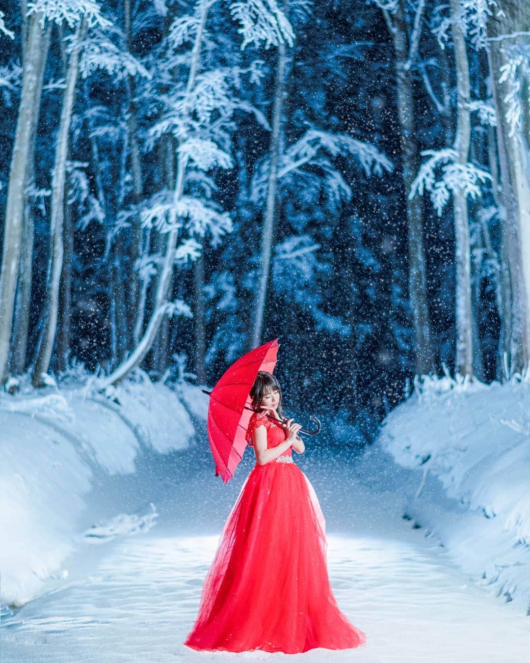 高橋さくらのインスタグラム：「* *  白と赤。 聞こえない冬  * * かずさん写真部のお題が冬でしたので！ 去年の冬はきれいだった 今年はできるかな。 最近だめだめ、わたしが体調不良すぎ  #かずさん写真部  #冬 #雪 #赤 #ウェディング #ドレス #傘 #夜 #ストロビスト #風景 #写真 #撮影 #カメラマン #モデル #splus_cameraclub」