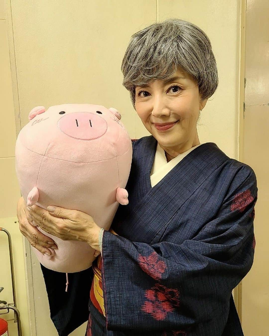 日曜劇場『危険なビーナス』【公式】のインスタグラム：「現場レポート　その75🐖🐖🐖 . . 最終回まで あと...2日🐖🐖 レポートもラストスパート🐷❤️ . 本日は波恵さん✨ いつもは威厳たっぷりで畏れ多いですがお優しくて笑顔が素敵💕 . 絶対手の内を明かさない矢神家のドン⁉️ . 最終回では驚きの謎が明らかに😳💦 . 全ての嘘と謎が明らかになる最終回は日曜よる9時です‼️お見逃しなく👀‼️ . . . . #日曜劇場 #危険なビーナス #東野圭吾 #ブーナス #ブルーナス #ブーナスの現場レポート #妻夫木聡 #吉高由里子 #ディーンフジオカ #染谷将太 #中村アン #堀田真由 #結木滉星 #福田麻貴 #3時のヒロイン #R指定 #CreepyNuts #麻生祐未 #坂井真紀 #安蘭けい #田口浩正 #池内万作 #栗田芳宏 #栗原英雄 #斉藤由貴 #戸田恵子 #小日向文世」