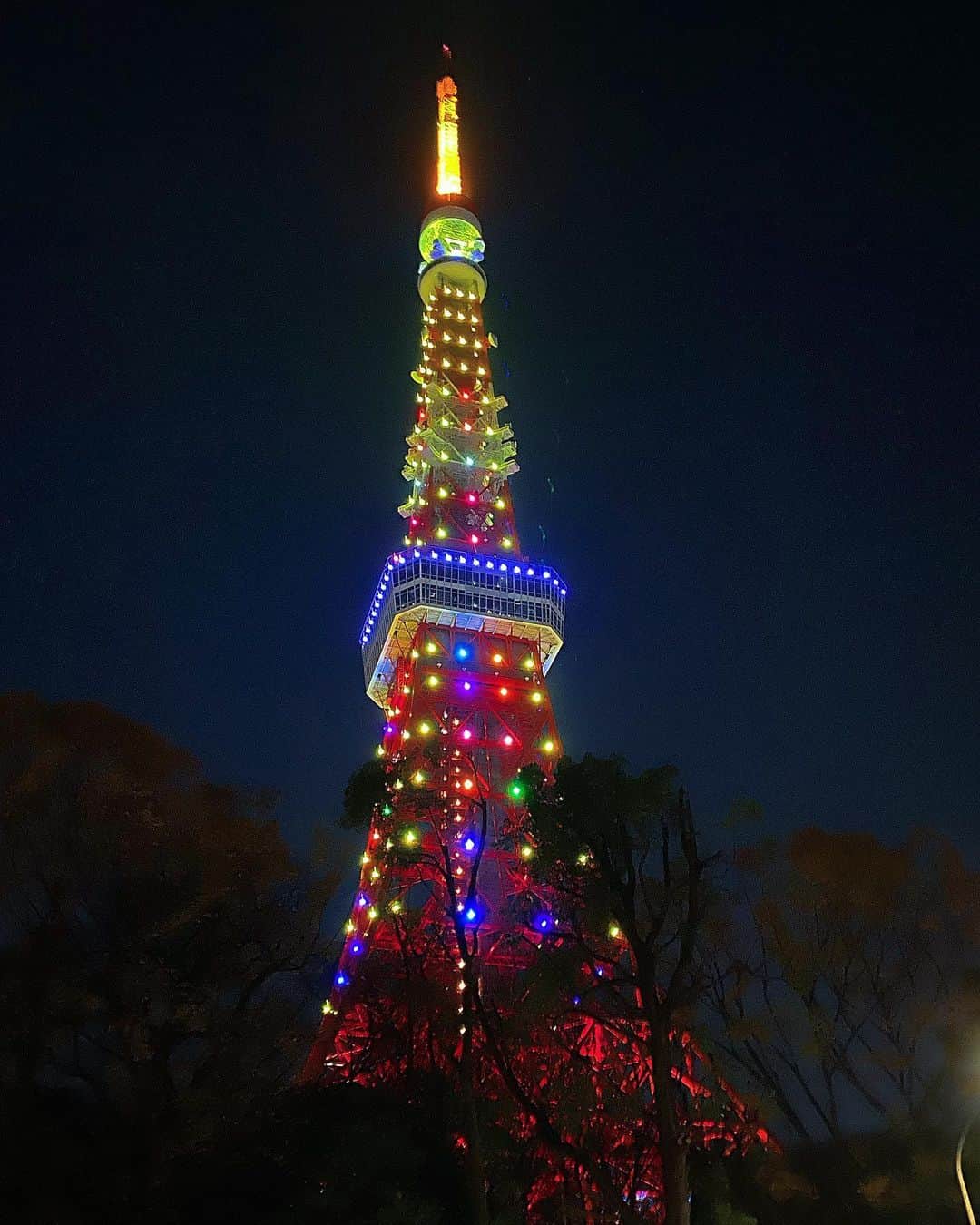 まゆまゆさんのインスタグラム写真 - (まゆまゆInstagram)「東京タワーが可愛い色してた🗼 💙🤍💜❤️💚 まだまだ東京タワーが珍しい田舎もん🍢 #東京タワー #tokyotower」12月11日 23時38分 - 7mayu2mayu
