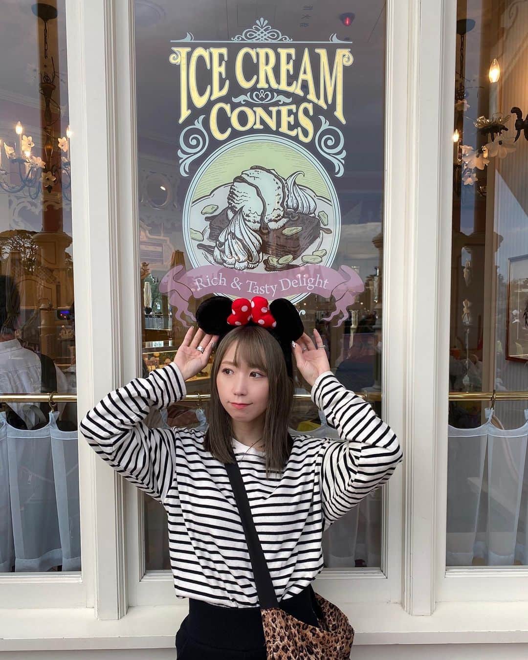 杉山優華のインスタグラム：「🍨🍨🍨 . . . . .  #ディズニーランド #ディズニー #Disney #Disneyland  #Disneycoordinate #Disneycode #tokyoDisneyland #ディズニーコーデ #tdl #トゥーンタウン」