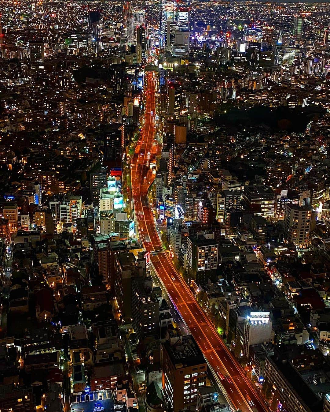まゆまゆさんのインスタグラム写真 - (まゆまゆInstagram)「. iPhoneカメラ、なかなかやるやん🤳🗼 たまには夜景も🌉🤍 #tokyo #夜景#地球 #iPhone11pro」12月11日 23時32分 - 7mayu2mayu