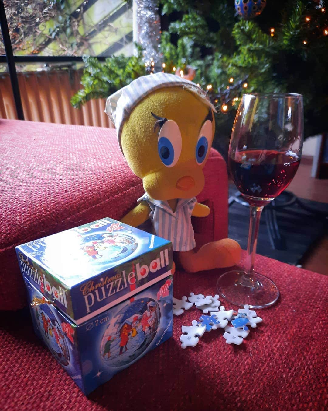 Little Yellow Birdさんのインスタグラム写真 - (Little Yellow BirdInstagram)「It's starting to look a lot like Xmas!! But seriously, a ROUND puzzle...a BALL?! Ok, let's give this a go but first a drink 'cause it's Friday!! #littleyellowbird #tweety #tweetykweelapis #adventures #yellow #bird #friday #tgif #happyhour #cheers #proost #port #christmas #kerst #3dpuzzel #puzzleball #weekend #itsstartingtolookalotlikechristmas #stuffedanimalsofinstagram #plushiesofinstagram」12月11日 23時33分 - tweetykweelapis