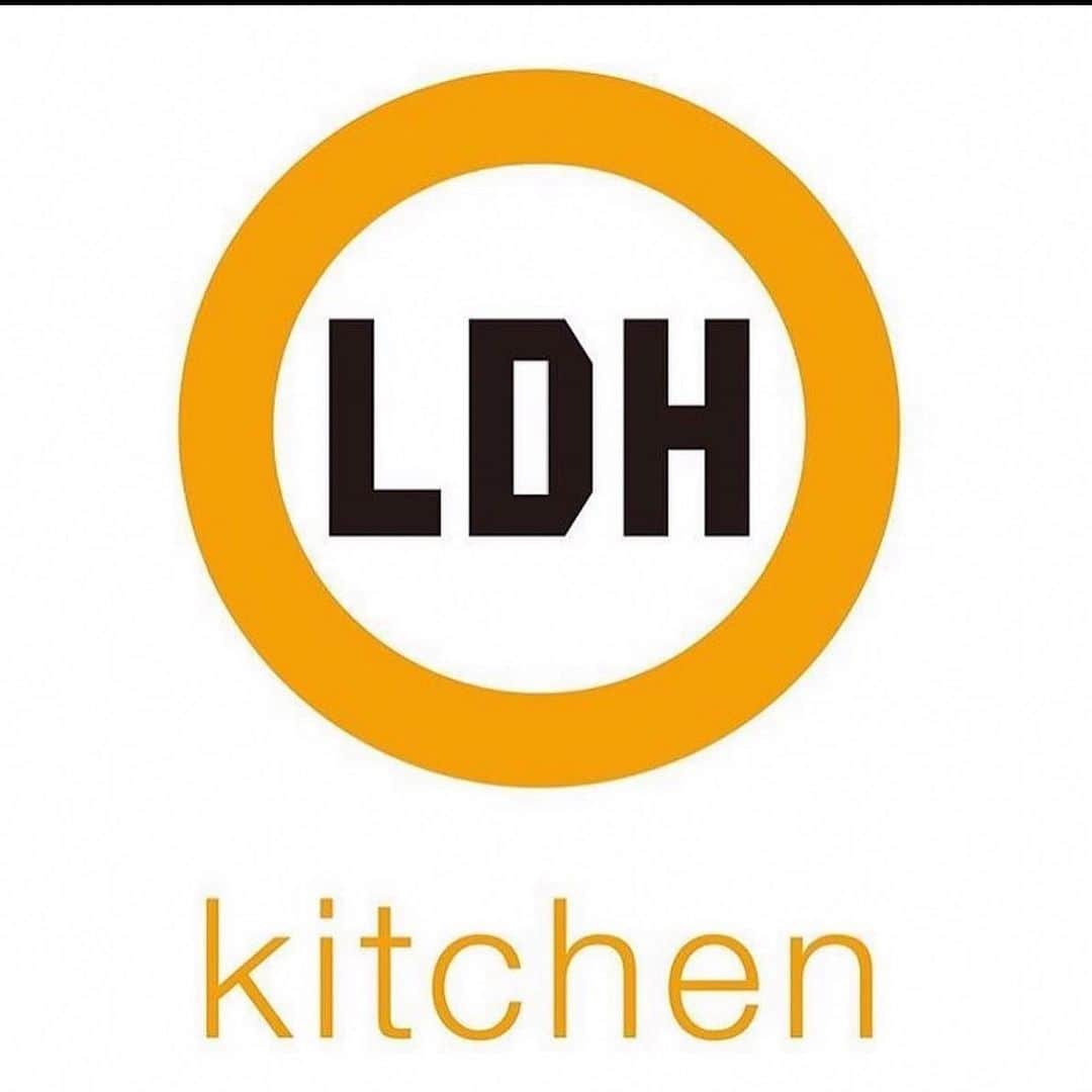 LDH kitchenさんのインスタグラム写真 - (LDH kitchenInstagram)「. いつもLDHkitchenをご愛顧頂き誠にありがとうございます。  現在、居酒屋三盃にて期間限定で営業しております、「 けんたのおいしい餃子。」のランチ定食ですが、厨房設備の不良により明日、12/12(土)及び12/13(日)に関しましては店内での御飲食はお休みとさせて頂きます。  尚、焼き餃子・冷凍餃子のテイクアウトは11:00より通常通り販売しておりますので、是非ご利用下さいませ。  また、ディナー営業に関しましては、営業時間を短縮しておりますが、通常通り営業しております。  皆様には大変ご迷惑をお掛けいたしますが 何卒、ご了承下さいませ。 引き続き、LDH kitchenを宜しくお願い致します。  ------------------------------------- 居酒屋 三盃 📞03-6451-2330 目黒区上目黒3-6-5 中目ビル1階 ■営業時間 月〜金　17:30-22:00 日・祝　17:30-22:00」12月11日 23時33分 - ldhkitchen_official