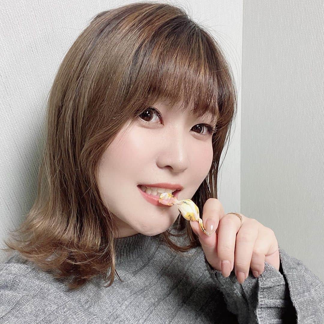 はらさんのインスタグラム写真 - (はらInstagram)「誰でしょう？？  ？？  #紅しょうが #稲田 #稲ちゃんでした #イェエエエエイ！！！！！٩( ᐛ )و #大阪行って詐欺メイクしてきたよ #詳しくはよしもと漫才劇場チャンネルでどうぞ✌︎🅿︎ #実は同期」12月11日 23時34分 - univershara