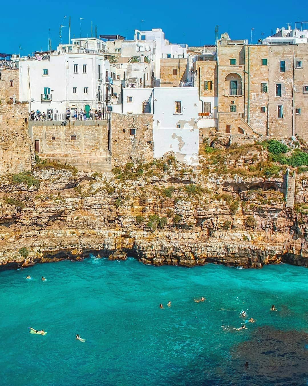 BEAUTIFUL DESTINATIONSさんのインスタグラム写真 - (BEAUTIFUL DESTINATIONSInstagram)「A summer state of mind! ☀️ Polignano a Mare is a lovely town on Italy's southern Adriatic coast, known for its beaches, quaint little shops, wonderful eateries, and delightful wine bars. 🍷  You'll be toasting to the good life here, for sure! Have you visited this romantic haven? Tag the friends you miss traveling with! 😌  📸 @ournextflight 📍 Polignano a Mare, Italy」12月11日 23時36分 - beautifuldestinations