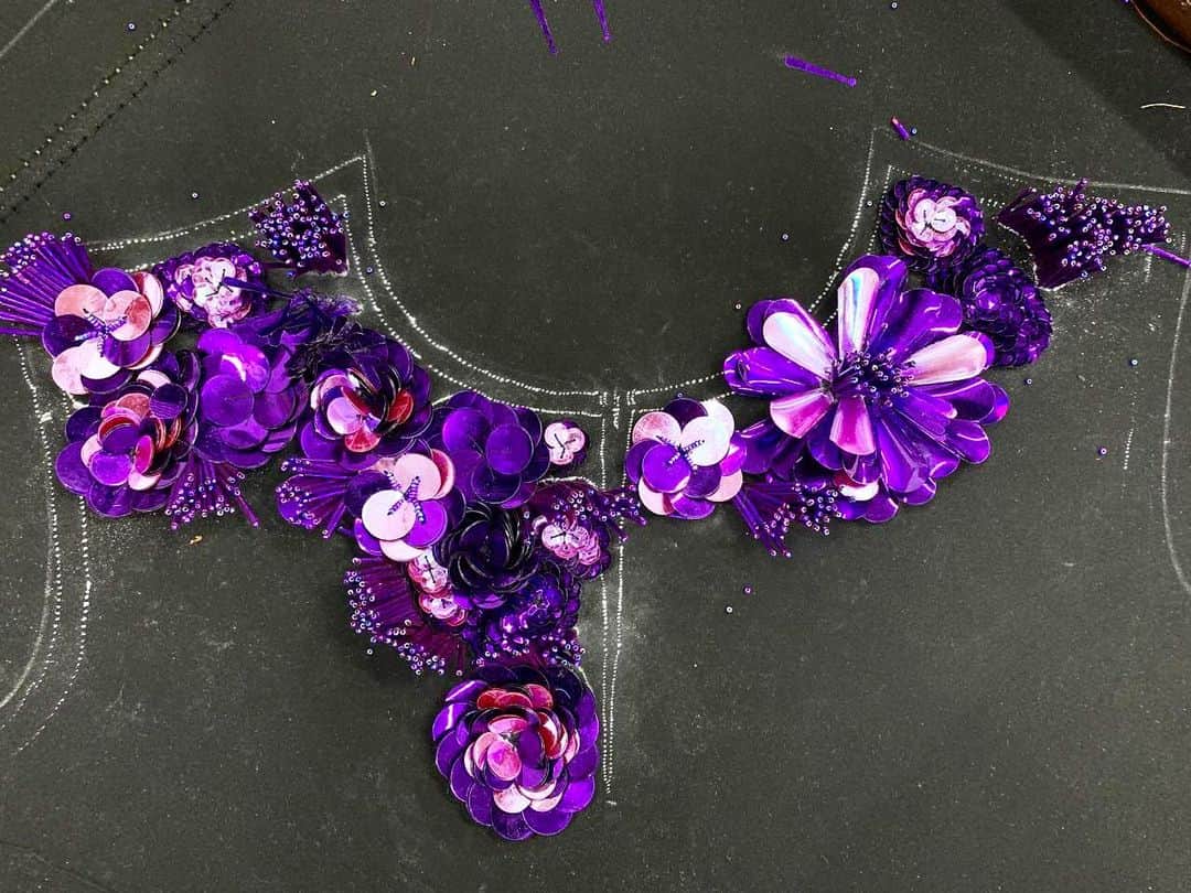 ドリス・ヴァン・ノッテンさんのインスタグラム写真 - (ドリス・ヴァン・ノッテンInstagram)「The patient craftsmanship of embroidery. Hand embroidered bright purple flower petals.  #driesvannoten #dvn #aw2021 #womensfashion #embroidery」12月11日 23時36分 - driesvannoten