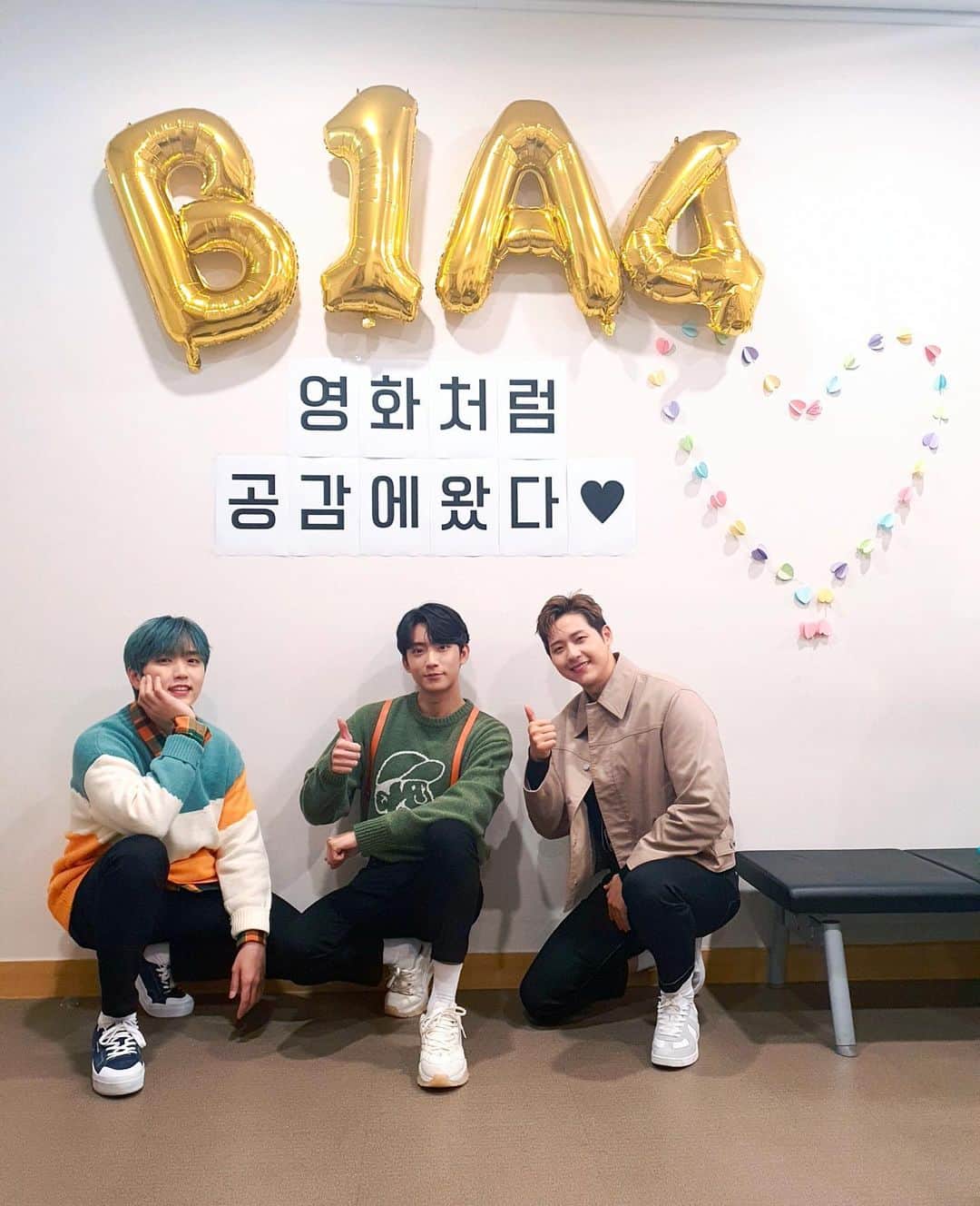 B1A4のインスタグラム：「B1A4의 달달한 목소리와 함께라면 완벽한 금요일 밤이 아닐 수 없죠😍 잠시 후 12시 5분, 'EBS 스페이스 공감' 에서 만나요💚   #B1A4」
