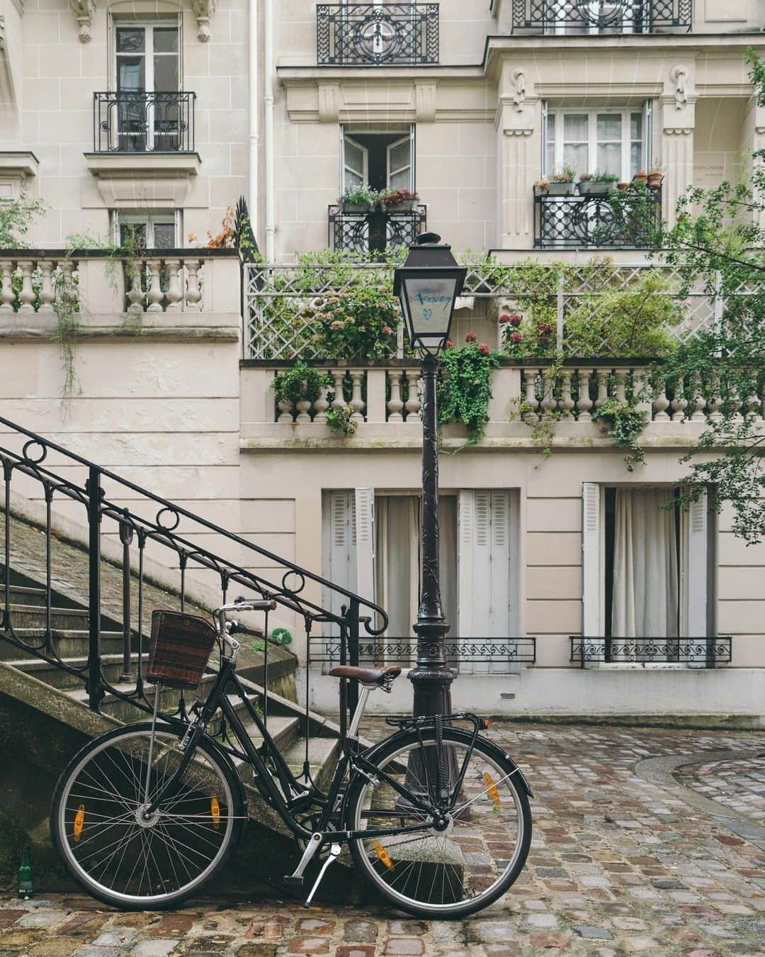 イネスエマレシャルさんのインスタグラム写真 - (イネスエマレシャルInstagram)「“Paris is not a city, it’s a world.” ✨  In the brand’s #workshop, located in the heart of #Paris, the craftsmanship is the keyword.   #inesetmarechal #madeinfrance #sustainable #parisienne #goodvibes #inspiration」12月11日 23時39分 - inesetmarechal