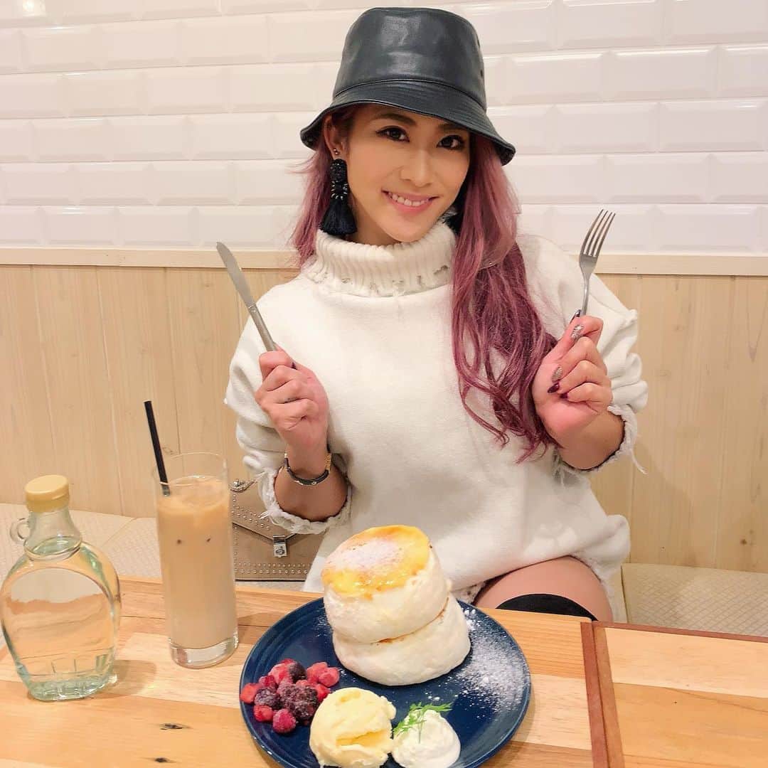 Kumiのインスタグラム：「. インスタを見てくれてる 昔からの友達に、 キレイになったねー！！ って言って貰えるととっても嬉しいのですが… . 写真の撮られ方と メイクと 携帯のアプリの進化のお陰です❤️ . 🤣🤣w . . 自分の魅せ方は もっともっと研究しなきゃって思ってるよ🥺 . ちょっとした仕草だったり 表情だったり… 発言ももっと重みと説得力のある人にならなきゃなっ🔥 . ステージを降りても輝いてる人って 本当素敵だよね🌈 . . . #kumiの休日　#私服　#パンケーキ　#cafe #エクステ　#赤髪 #FF #instafollow #tagforlikes #f4f #l4l #love」
