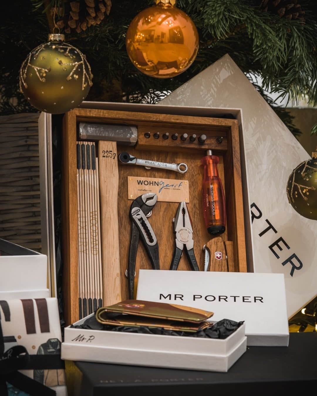 MR PORTERのインスタグラム：「Whether he is the man who has everything, an adventurous trendsetter, or the guy whose greatest luxury is time at home, you’ll find the perfect present idea to put a smile on his face in our Gift Guide. Head to the link in bio to shop. #MRPORTERLittleLuxuries  WohnGeist - 7-Piece Tool Kit In Wood Case」