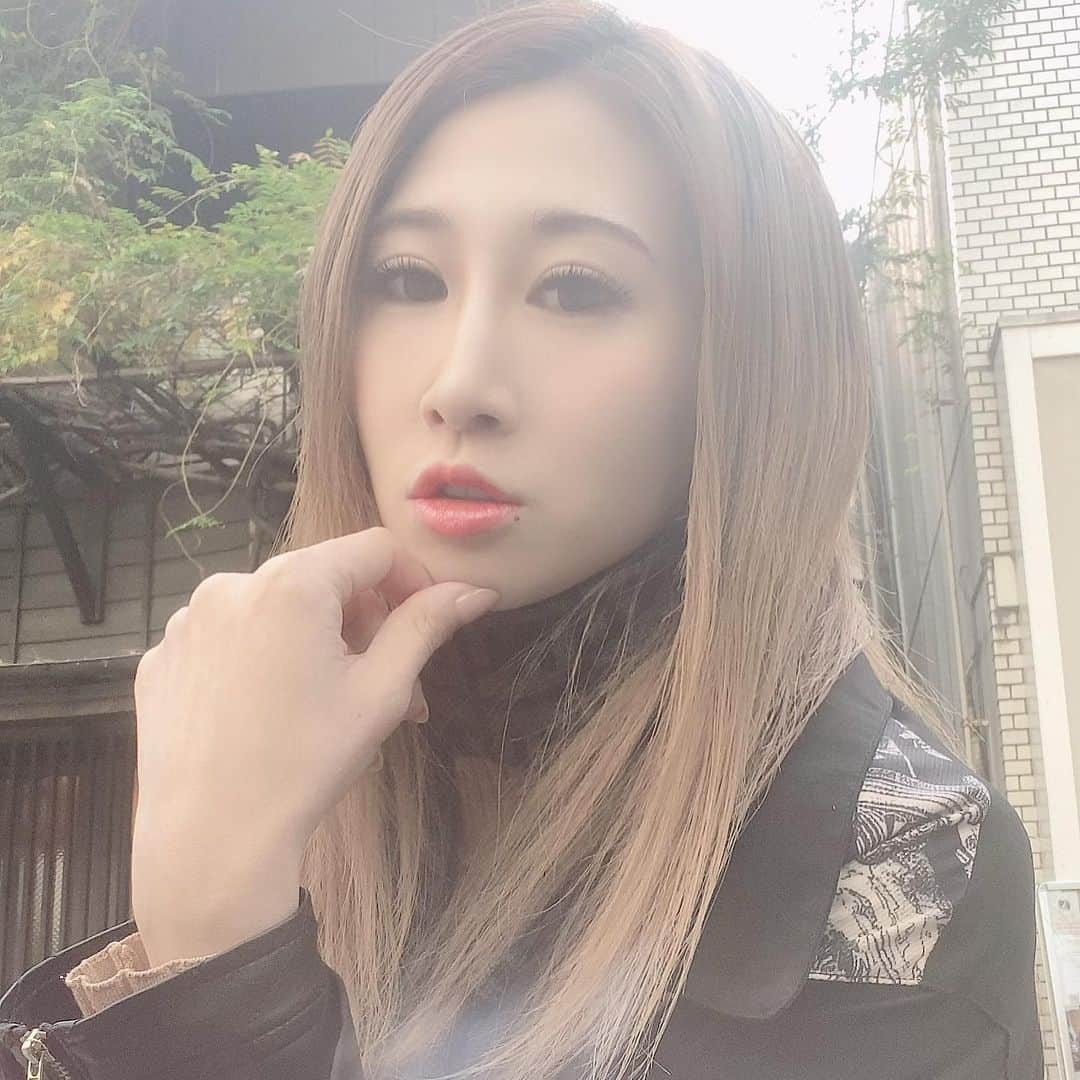 赤崎ティナ（西浦舞由美）のインスタグラム：「わたしも泣くときあるよ。 みんなも泣きたい時は泣こう。 鬼の目にも涙と言われるムービーよ。 #赤崎ティナ #シンガーソングライター #オリジナル曲 #空 #ママのダイヤモンド #クレティナ #ストレートヘア ストレートほとんどしないから オフ感が強いと勝手なイメージ #号泣 泣いてもやりきったらそれでいい。が教え。  あと恋愛相談多いけれども 「くだらない男は相手にしない」 あいつ俺のこと好きなんだなあ。って、あぐらかかれてるなら、へし折りなさい🤞赤崎は、へし折っちゃう。 本当の男性の優しさを見極めて。 ※赤崎の意見です #恋愛感情 #恋愛」