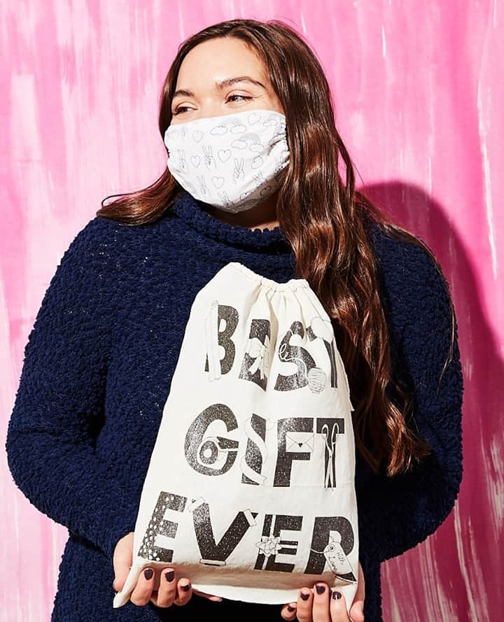 マップトートのインスタグラム：「30% OFF FLASH SALE STARTS NOW! Don't get your tinsel in a tangle theres still time to give the #BestGiftEver! Head to the link in bio to shop & when you spend $75+ you'll get one of these sweet gift bags free with your purchase!⁠ .⁠ .⁠ #ShopSmall #BestGiftEver #BrooklynMade」