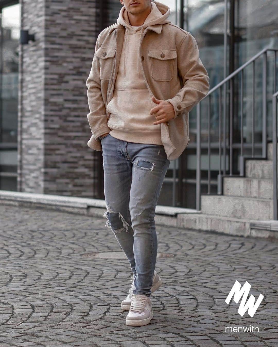 Men Withのインスタグラム：「Very nice photo of our dear friend @iamluca.z_ 👌🏽 #menwithstreetstyle」