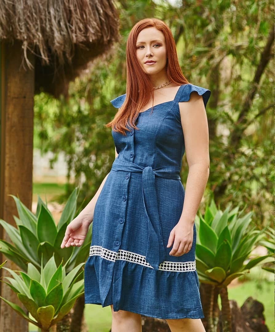DECÊNCIAのインスタグラム：「Quem aí ama peças statements atemporais? Assim é o nosso vestido de linho, disponível no azul e no rosa. Conta pra gente o seu favorito! #decencia #plussize #plussizeonline #modaplussize #plussizeatacado」