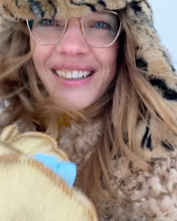 ナタリア・ヴォディアノヴァのインスタグラム：「Have you ever been that cold?! 🥶😱 Слышали ли вы как звучит зверский холод?! #русскиеканикулы #арктика 🥶🧊🥶」