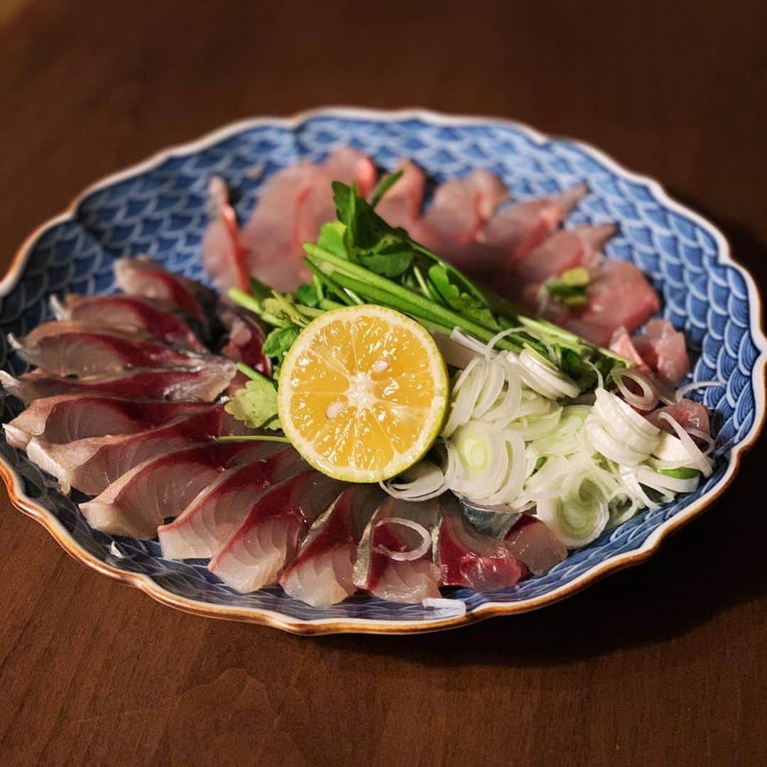 のインスタグラム：「関さばと金目鯛。 造りとしゃぶしゃぶ  #関サバ #金目鯛 #しゃぶしゃぶ #せり #日本酒 #鍋 #刺身」