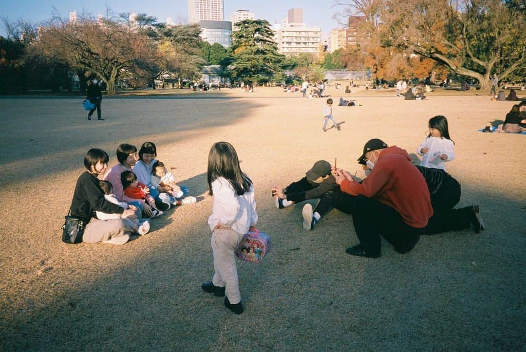 菊井亜希のインスタグラム：「世の中のお父さんたちの舞台裏😂  📸@hiromi_tokusho」