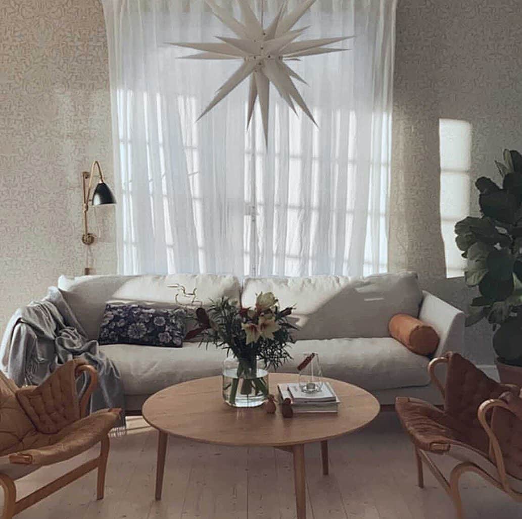 Frida Ramstedtさんのインスタグラム写真 - (Frida RamstedtInstagram)「In love with the home of @maaaatildas 👌🏻 Not to mention, her cute cat 🐈‍⬛ #scandinavianliving」12月12日 0時13分 - trendenser