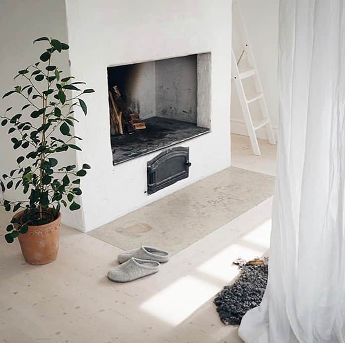 Frida Ramstedtのインスタグラム：「In love with the home of @maaaatildas 👌🏻 Not to mention, her cute cat 🐈‍⬛ #scandinavianliving」
