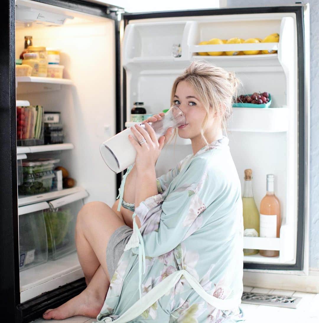 サーシャ・ピーターズのインスタグラム：「The Instagram friendly version of me raiding my fridge in the middle of the night 😉 My cookbook #sashaingoodtaste is the perfect guide to perfecting your party planning skills (so you’re ready when we can all hug each other again) and easy recipes that will make all of your zoom friends jealous. Link in bio to find out where you can get your copy 🍰🥂 @elizabethmessina」