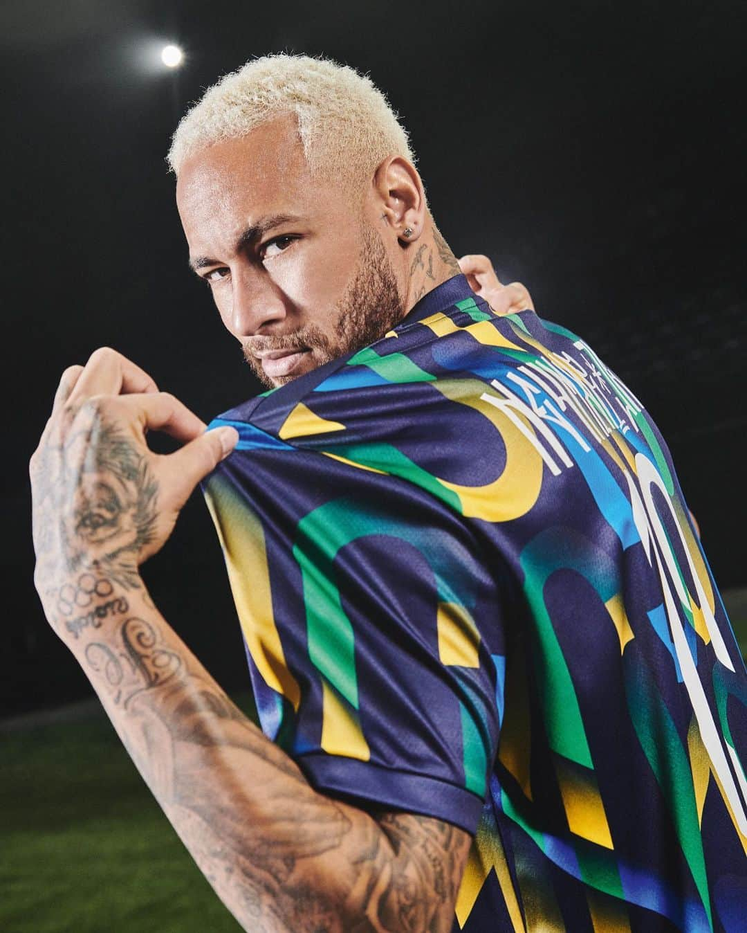 PUMA Footballさんのインスタグラム写真 - (PUMA FootballInstagram)「Brazil, 10, @neymarjr 🇧🇷  The way football should always be.  TAP to shop the @neymarjr FUTURE collection, with Brazilian colors and fonts inspired by the pichação graffiti found on the streets of São Paulo.」12月12日 0時12分 - pumafootball