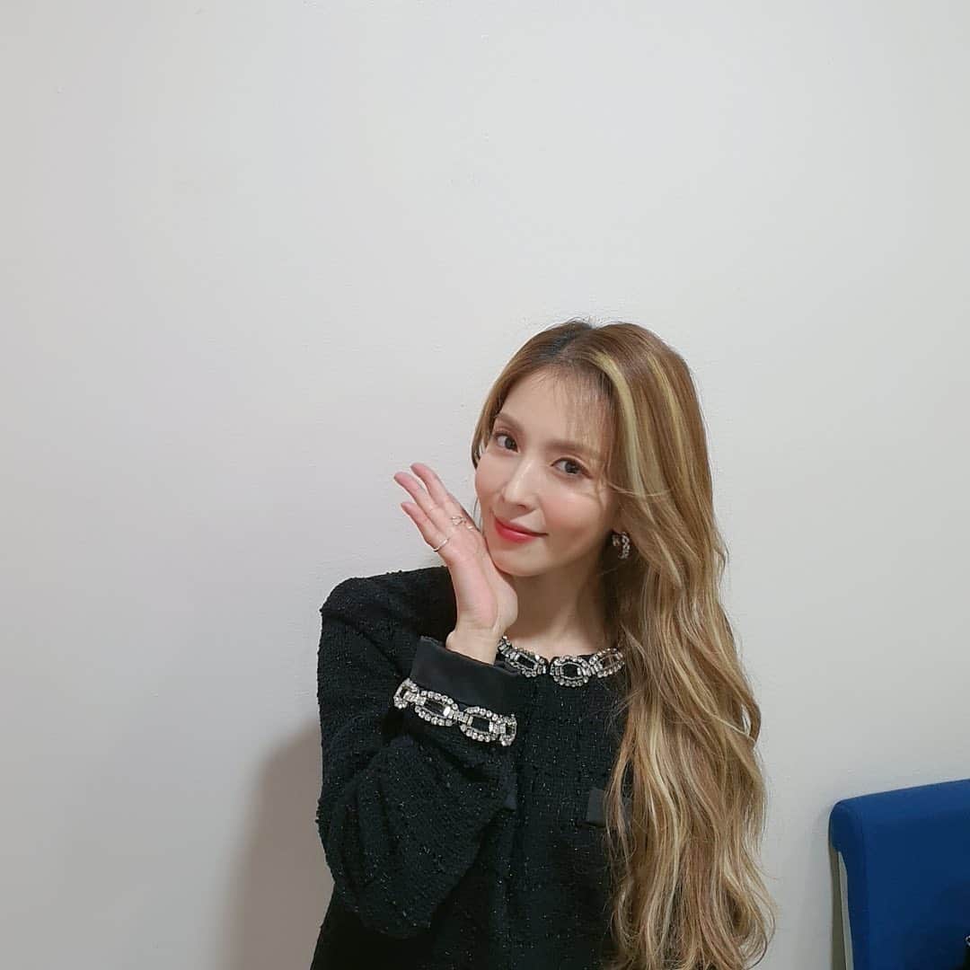 BoAのインスタグラム：「정말 짧은 시간동안 열심히 준비했던 live on unplugged❤️ 즐겁게 보셨나요? 음악으로.. 여러분의 마음안에 작게나마 따뜻한 겨울꽃이 피었길 바래요😘 그리고.. 이렇게 좋은 공연 할 수 있게 해주신 sbs unplugged 스텝 여러분 너무 감사합니다!」