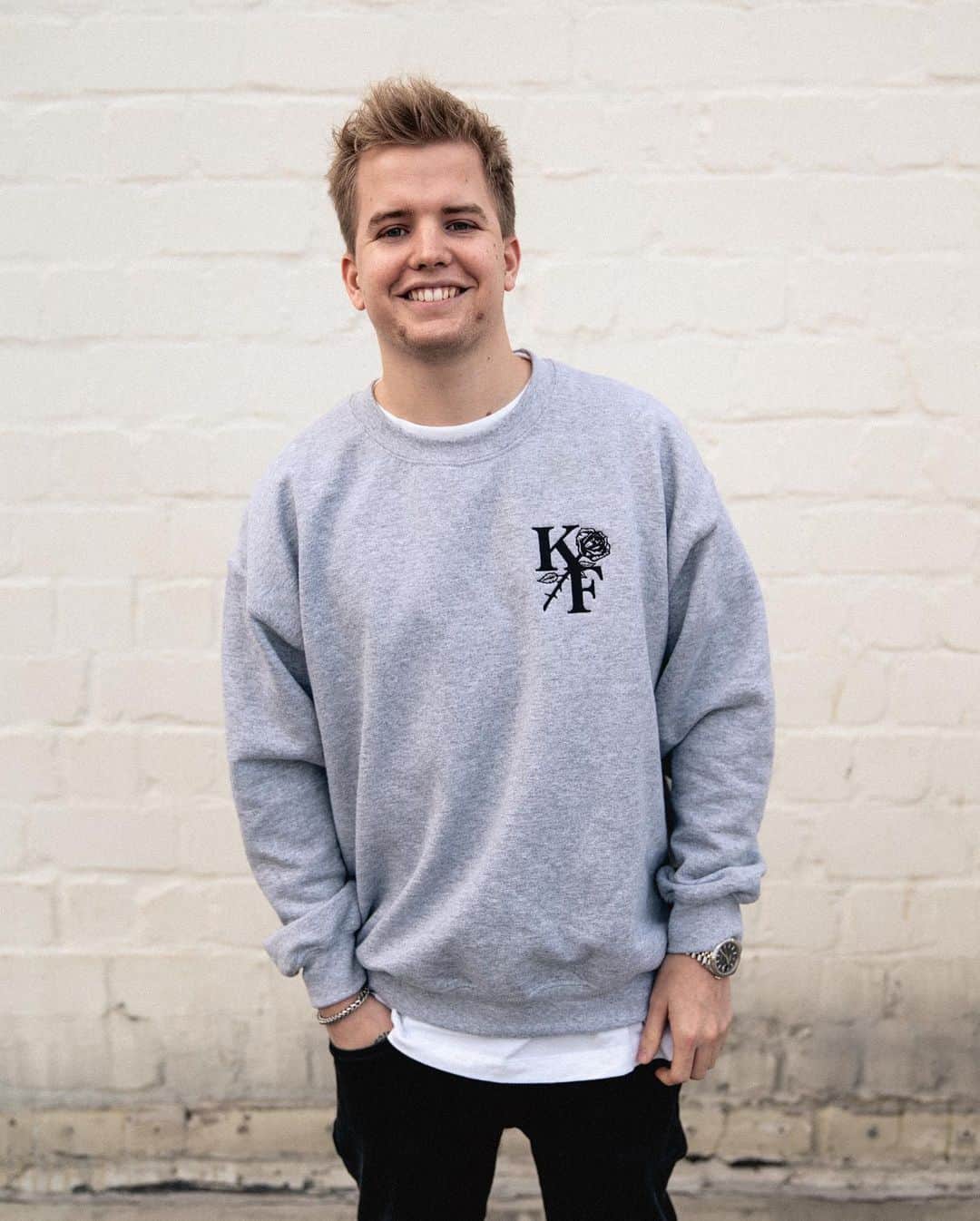 Kayefのインスタグラム：「Friendz 🙃 morgen um 12:00 Uhr füllen wir endlich den Shop wieder auf 🔥 Gibt auch paar geile neue Sachen - guckst du Swipe 📸 Schnappt euch was wenn ihr Bock habt, Pakete gehen direkt raus und sind dann noch vor Weihnachten bei euch 🎄❤️ Zu jeder Bestellung gibt es paar nice Sweets auf meinen Nacken 😃 Danke schon mal für euren Support! Whoop Whoop 🙌🏻 #kayefmerch」