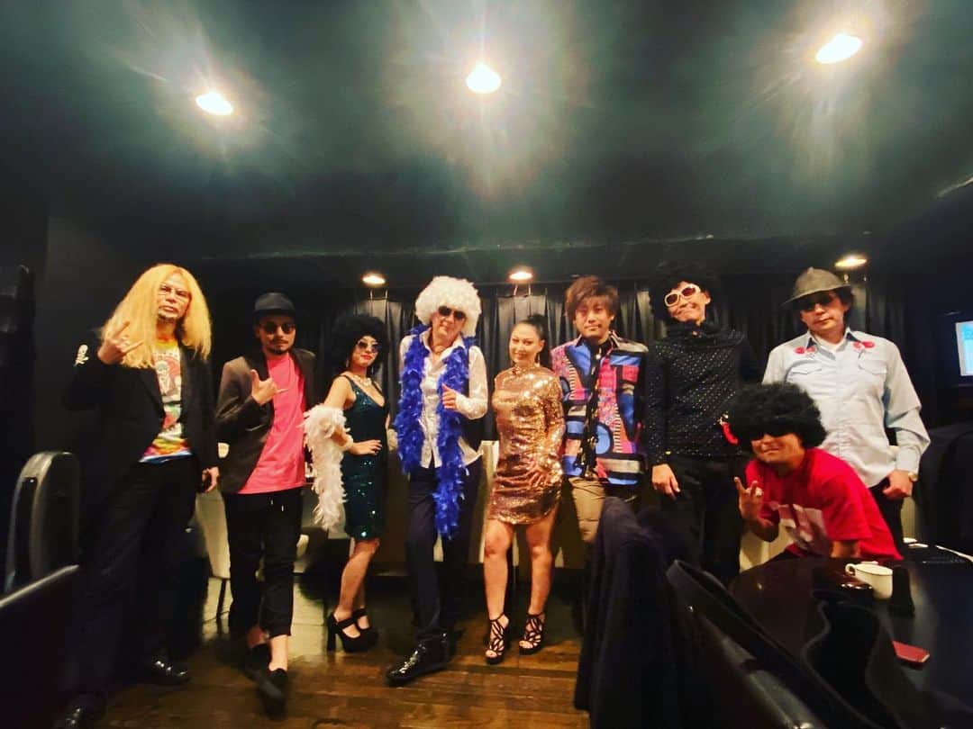のインスタグラム：「本日（もう昨夜か）の楽屋にて。今回はフルメンバーではなかったけれどコロナ禍の中なんとか年内に開催できてありがたき幸せ。観に来てくださった方々もメンバーもみんな帰宅してから大丈夫かな？手洗いうがい、アルコール除菌などなど出来る事は必ずね！皆様お疲れ様でした！公彦さんとnishi-kenもお疲れ様〜😎次回、また来年開催できたら！  #discohardayzband #live」