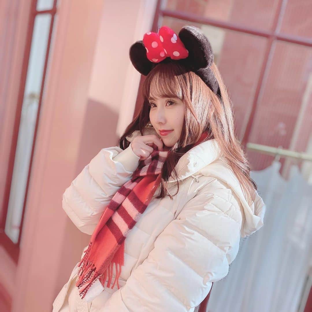 のインスタグラム：「. . もうダウンの季節だね〜❄️ . 去年もこのダウン着てディズニー行った気がする〜！ 新しいコート欲しいけど迷ってるうちに冬越しそう🤔 . . #av女優 #セクシー女優 #私服 #celford #tdl #tokyodisneyland  #disneyland #東京ディズニーランド #ディズニーランド #ディズニークリスマス」