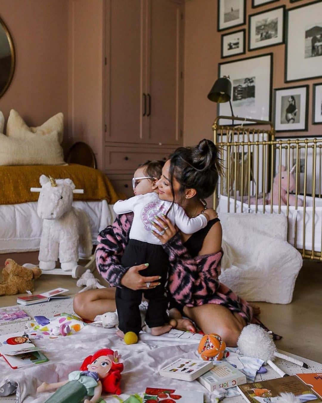 E! Onlineさんのインスタグラム写真 - (E! OnlineInstagram)「A list of things we wish we were as cool as: Atlas. Shay Mitchell. THIS NURSERY. 😍 (📷: Kevin Ipalari, @ipalari )」12月12日 0時17分 - enews