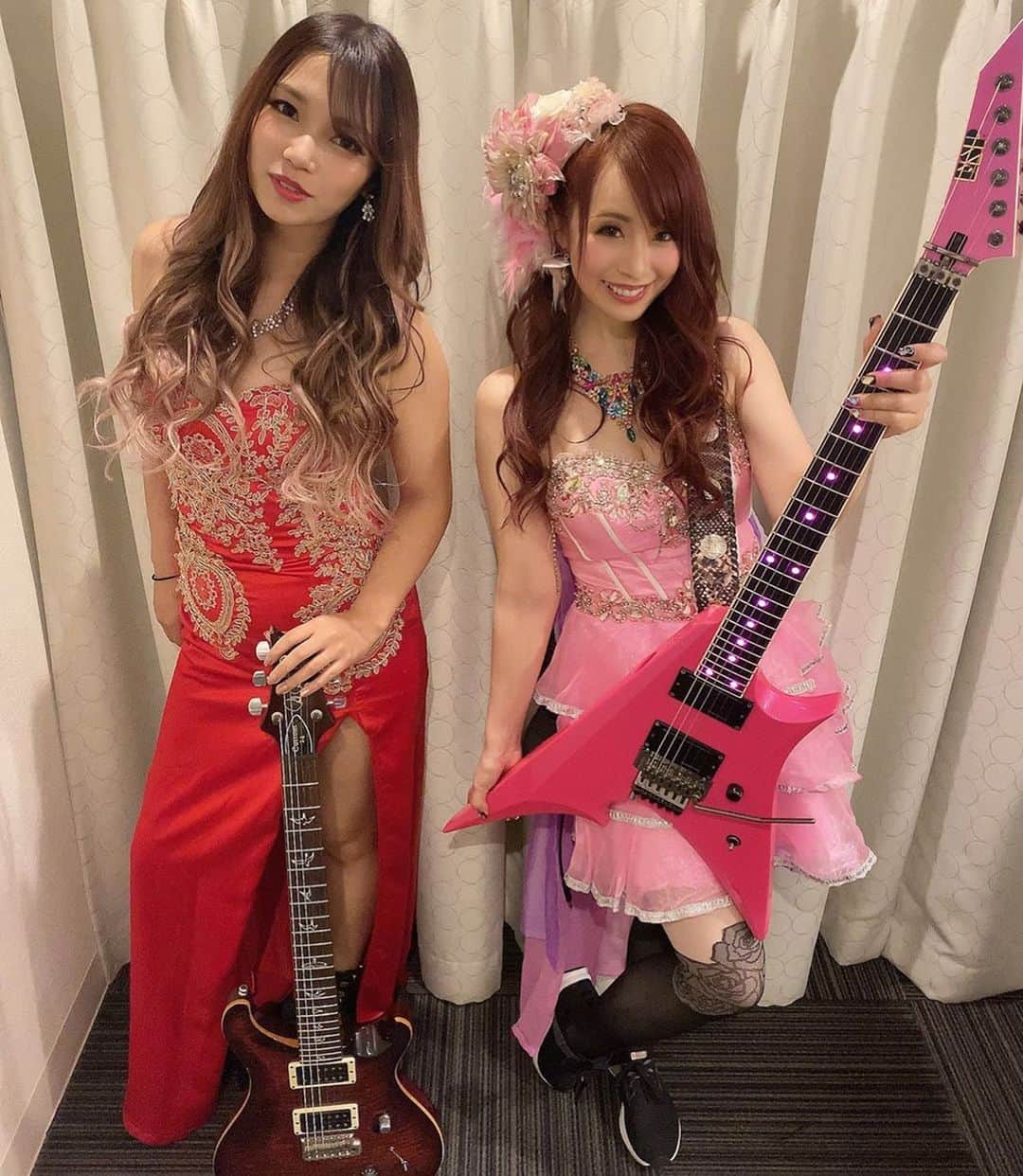 R!Nのインスタグラム：「よっしーとトッキー。 …じゃない？！笑 (ポーズと表情も寄せてみました。笑)  私はよっしーの衣装を着させて頂きました！ マリナ様のピンクフリフリはしかと目に焼き付けました。レアすぎる1日限定おトキさん。笑  楽しかった！ こんな状況で開催直前までバタバタなスケジュールでしたが、無事に開催できてよかったです。  ここから2週間、無事に何事もなく過ぎることを願います！手洗いうがい、しっかり予防してね🙏  明日はヘドバン痛かな〜😂  #Marina #aldiousmarina #aldiousrin #Aldious」