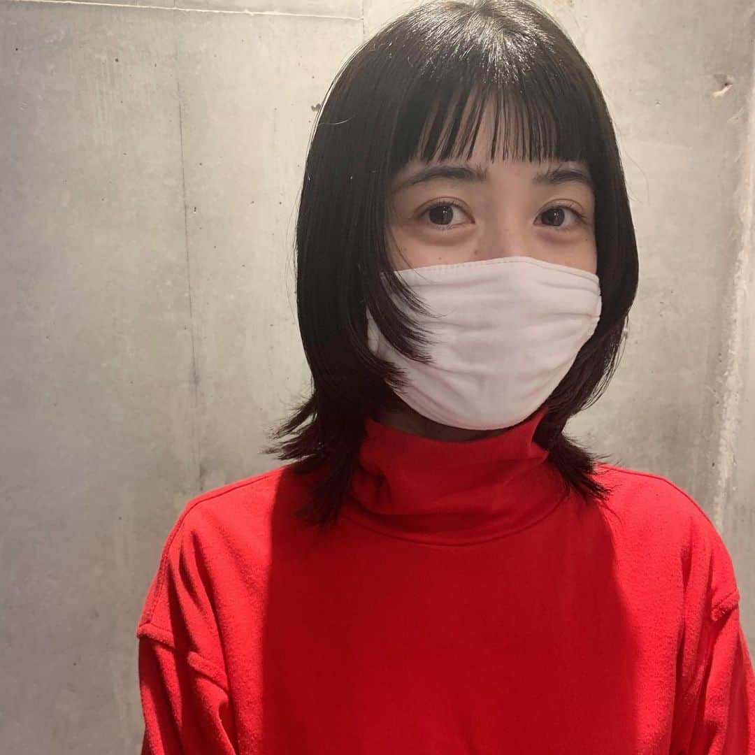 小松美緒のインスタグラム：「また新しい髪型にチャレンジして　 今年の髪納めができて　 嬉しいよ〜♡  　 いつもお任せしてくれて　 ありがとう。　  @yuri.h__   来年は久しぶりのcolorからstartしましょかね✂︎✨　　 xmasカラーのワンピース、とても可愛いかった♡」