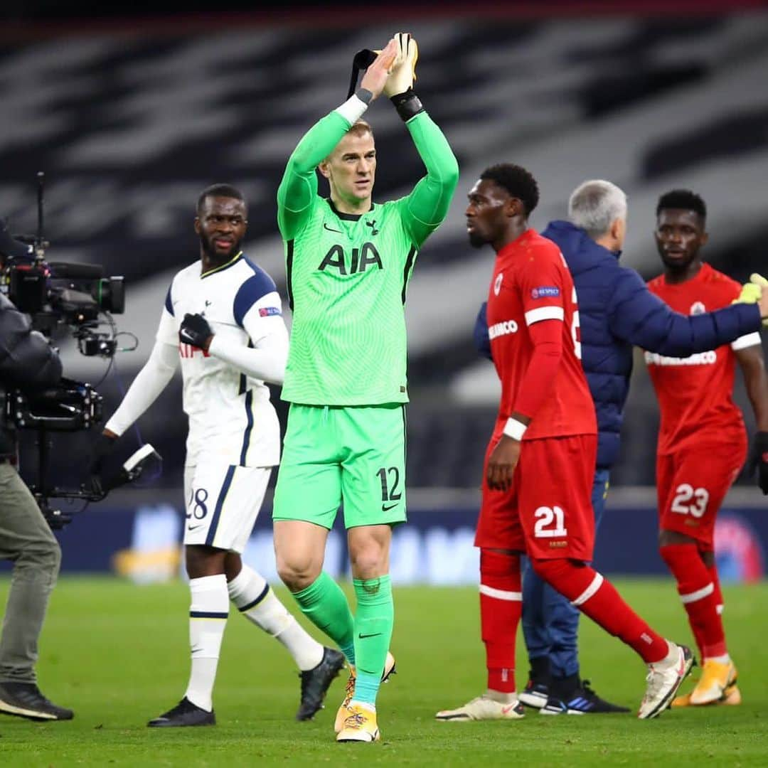 ジョー・ハートのインスタグラム：「Top of the group, job done @europaleague ✅ special to play in front of you guys, thank you for the support and welcome 🙏 #coys 🤍」