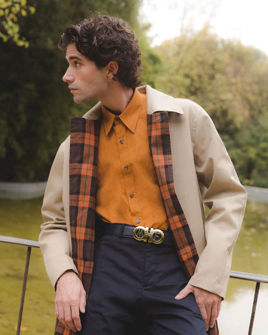 サルヴァトーレ・フェラガモのインスタグラム：「The MyGancini personalization service fosters a self-authored space encouraging individuals to assert their real identity. Featured here is @MarcForne taking a masterclass in relaxed elegance, with a custom Gancini buckle belt adorned with his personal initials. #MeMySelfieAndI #MyGancini⠀ Explore the service in over 24 stores worldwide and find the store nearest you through the link in bio.」